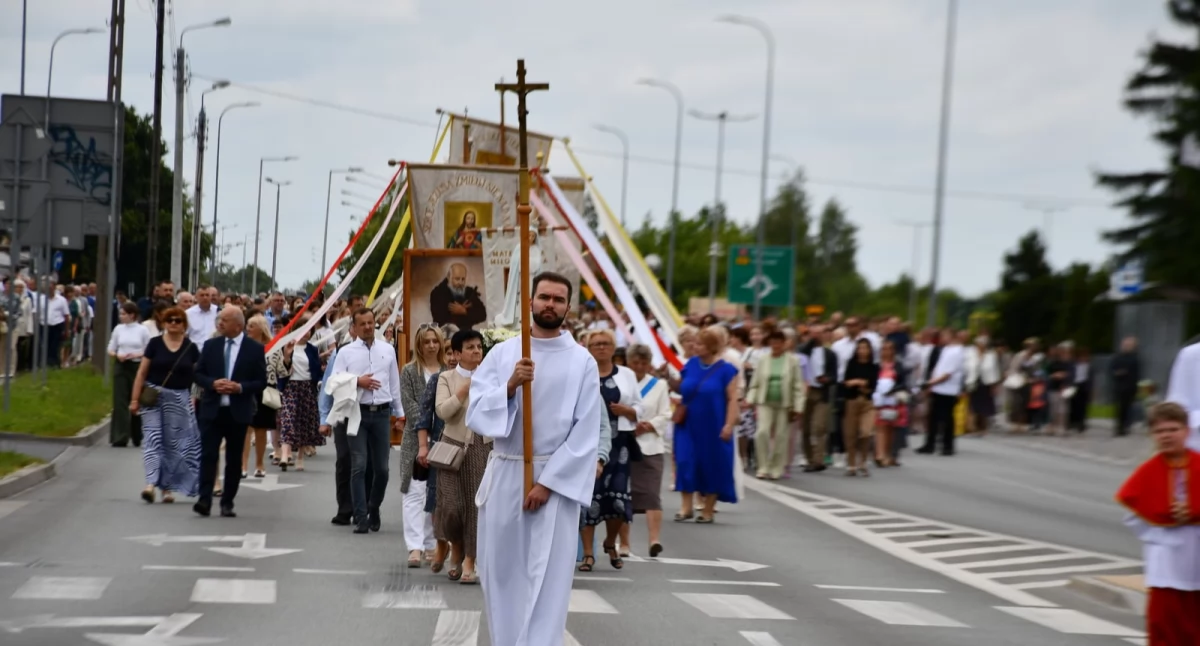 Święto Bożego Ciała wraz z uroczystą procesją z Parafii bł. Honorata Kożmińskiego w Białej Podlaskiej – Pełna relacja i atmosfera święta