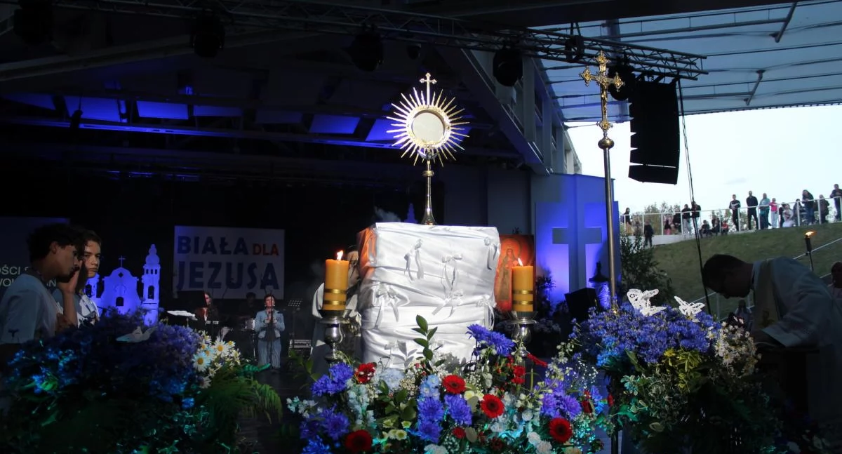 Radość i Muzyka w Sercu Białej Podlaskiej: 19 czerwca 2025 roku – Boże Ciało uświetnił koncert uwielbienia „Biała dla Jezusa” w Amfiteatrze Parku Radziwiłłowskiego