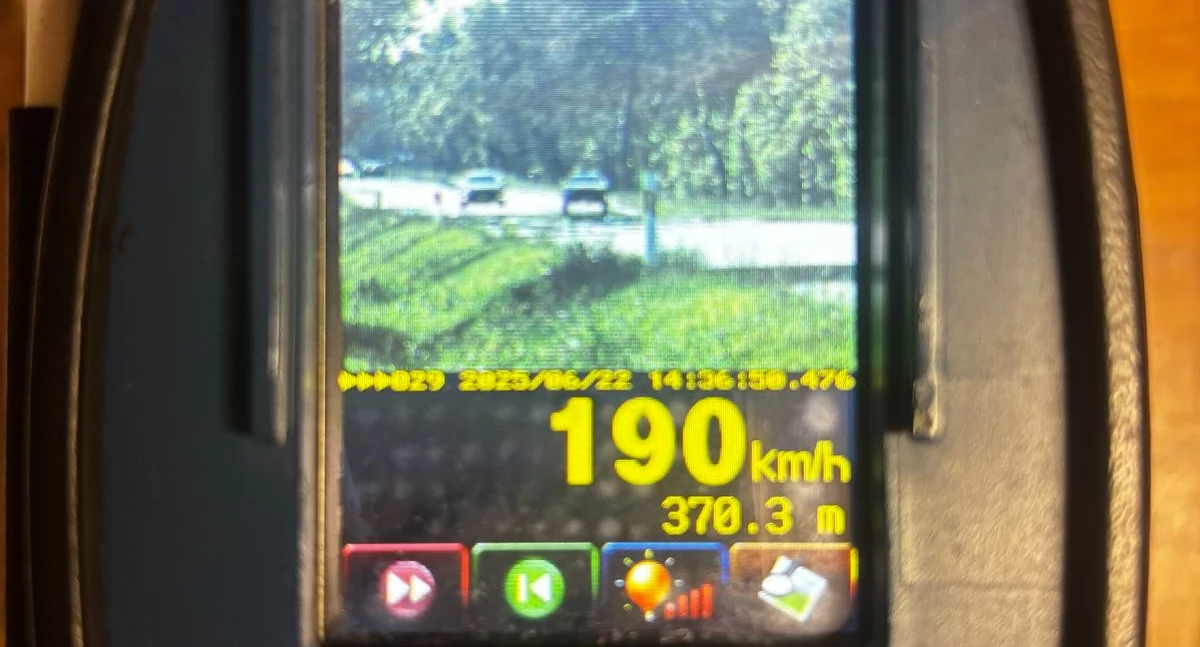 Uciekał 190 km/h, teraz grozi mu 5 lat więzienia. Pirat drogowy zatrzymany po pościgu na krajowej 