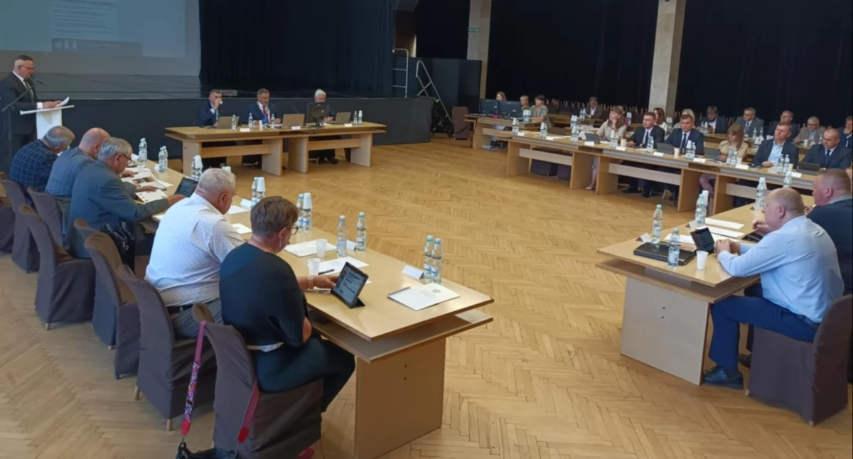Dobre decyzje procentują – Rada Powiatu jednogłośnie za Zarządem i absolutorium dla Starosty Mariusza Filipiuka