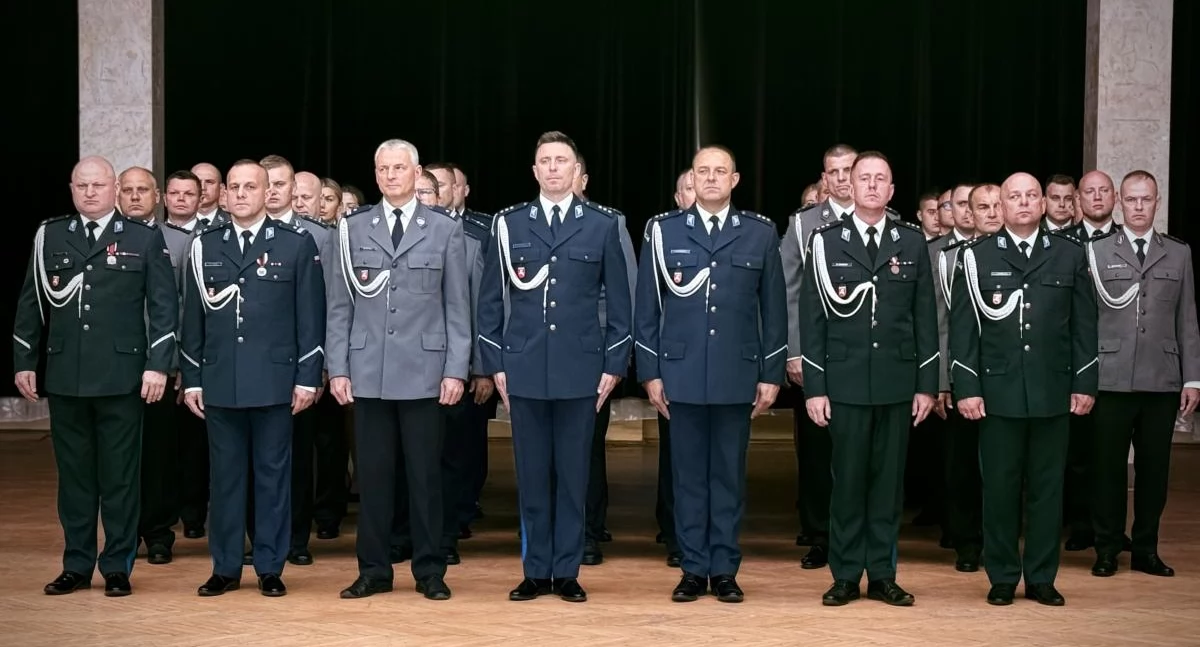 Policjanci z Białej Podlaskiej świętowali. 92 awanse, puchary i wyróżnienia podczas uroczystości w Starostwie 