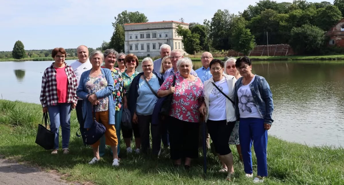 Seniorzy z Łomaz na szlaku magnackich rezydencji. Wyjątkowa wyprawa pełna historii i integracji