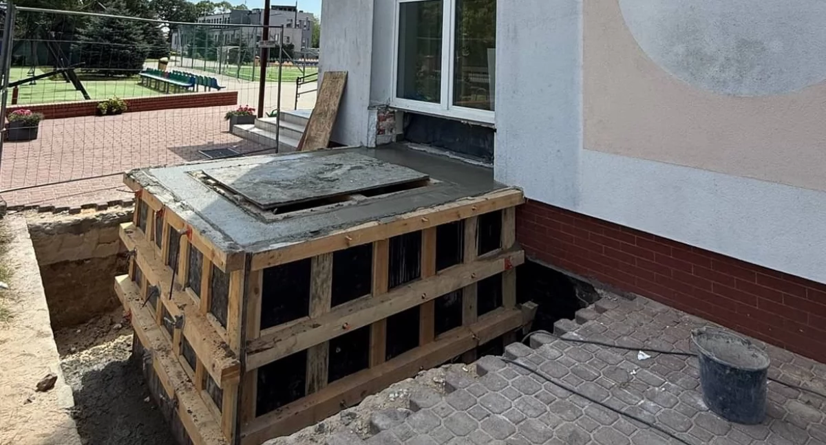 Dostępność w praktyce – trwa montaż windy w Szkole Podstawowej w Wisznicach