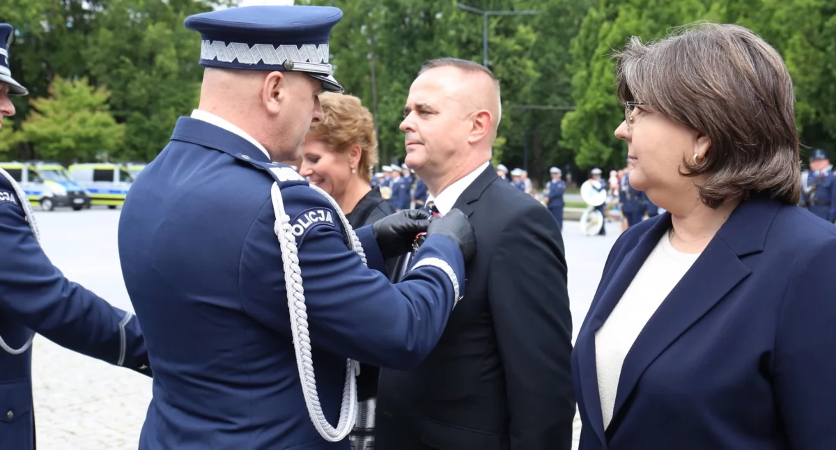 Starosta Bialski, Mariusz Filipiuk, uhonorowany Brązowym Medalem za Zasługi dla Policji podczas Wojewódzkich Obchodów Święta Policji w Lublinie.