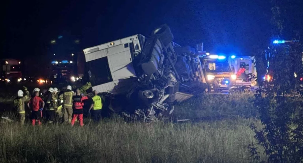 Tragiczny wypadek na krajowej dwójce w Międzyrzecu Podlaskim. Zderzenie osobówki z ciężarówką, jedna osoba zginęła, są też ranni