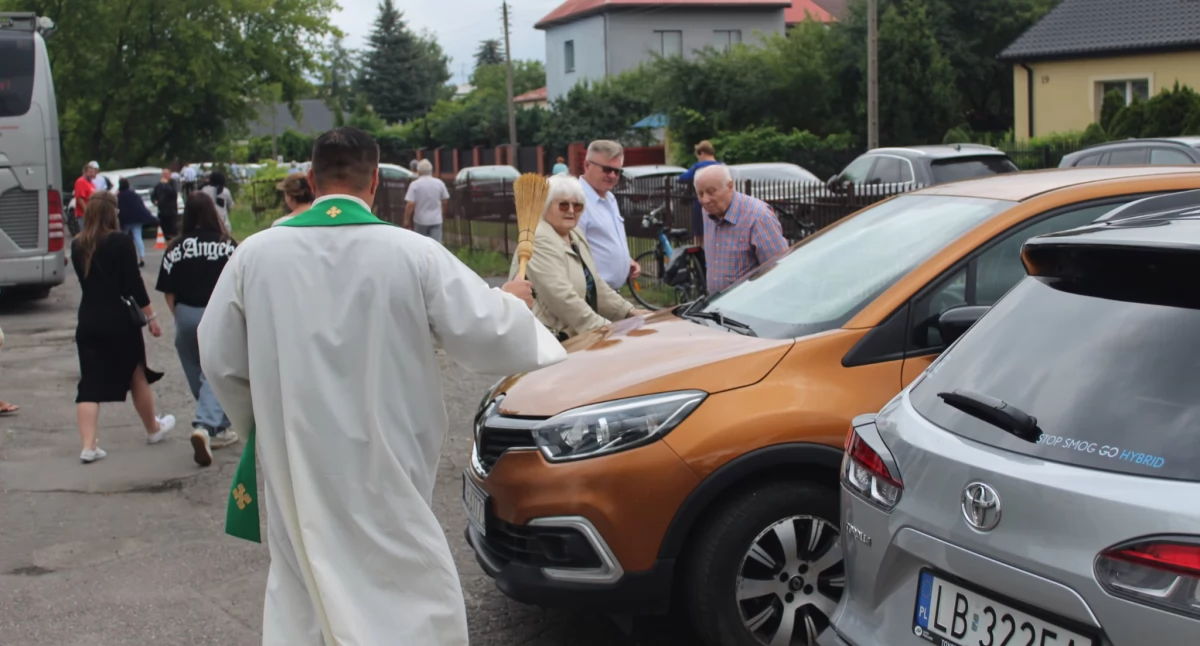 Bezpieczeństwo na drodze i szlachetne serca. Poświęcenie pojazdów i akcja krwiodawstwa w parafii św. Michała Archanioła w Białej Podlaskiej