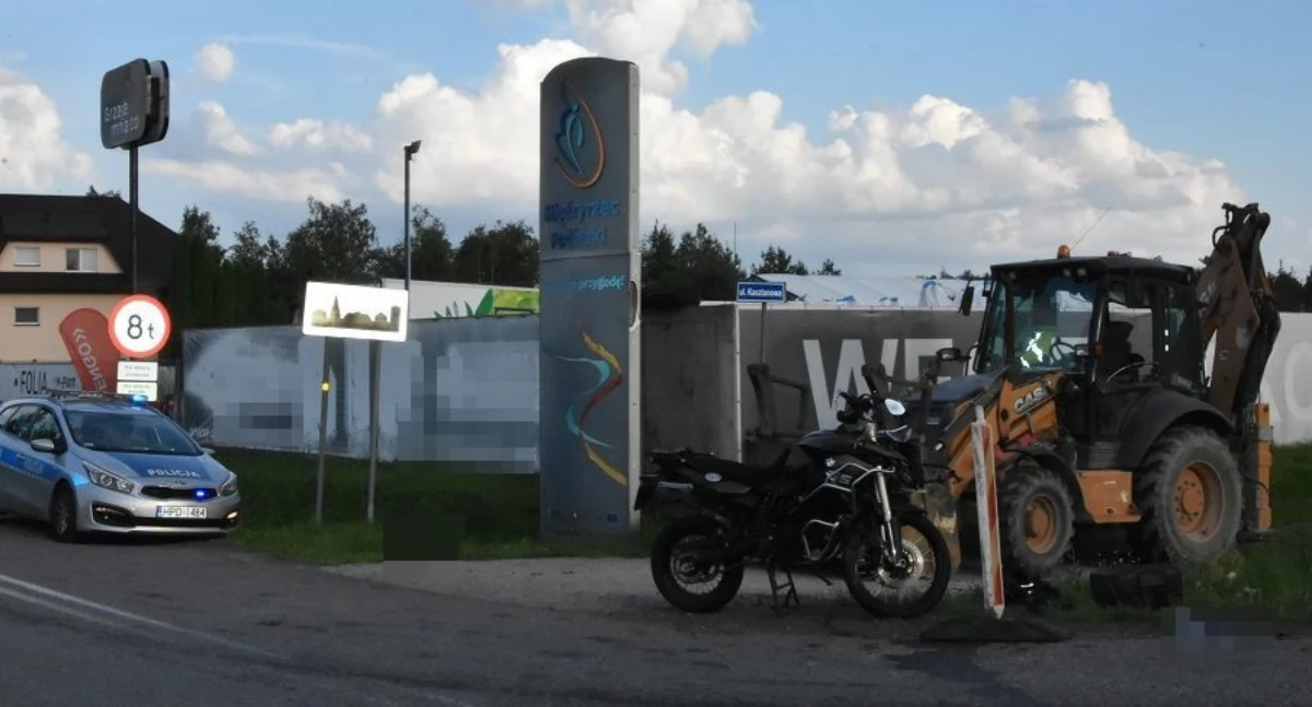 Wypadek motocyklisty w Rzeczycy! 33-latek zderzył się z koparką na drodze krajowej nr 19