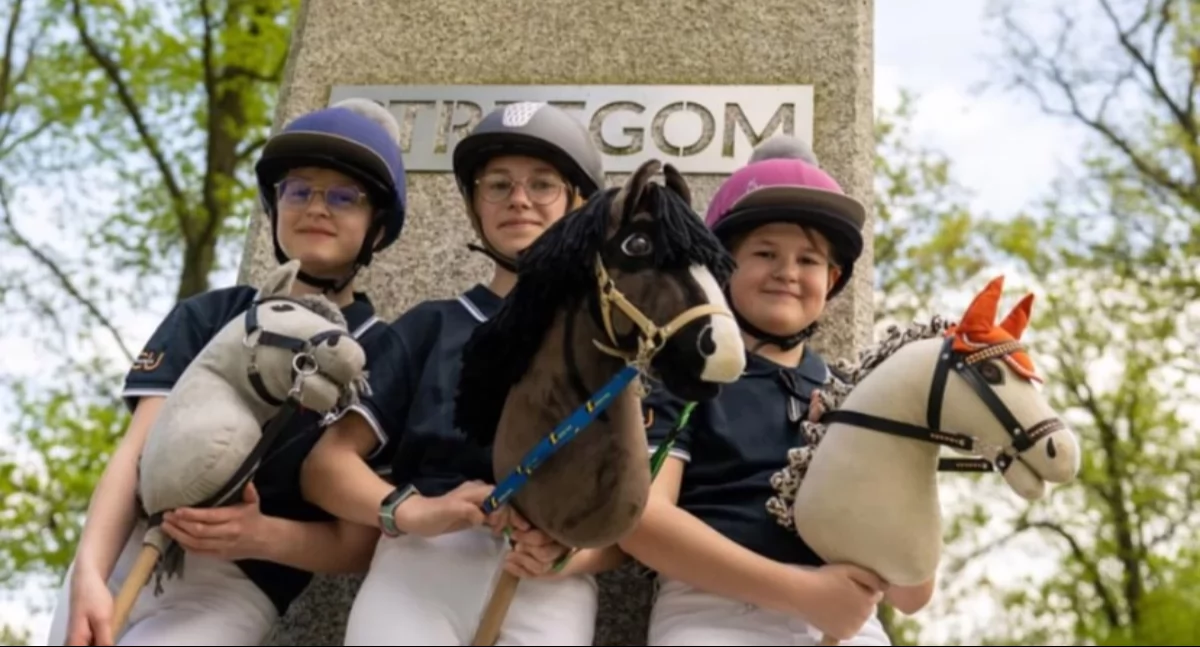 Galopem po przygodę!” – Rodzinne Zawody Hobby Horse podczas XVII Wojewódzkiej Wystawy Koni Zimnokrwistych w Tucznej już 3 sierpnia!
