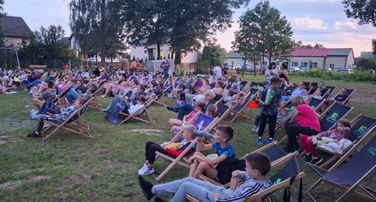 Magiczny wieczór pod gwiazdami – Letnie Kino w Czosnówce z filmem „Uwolnić Polly”