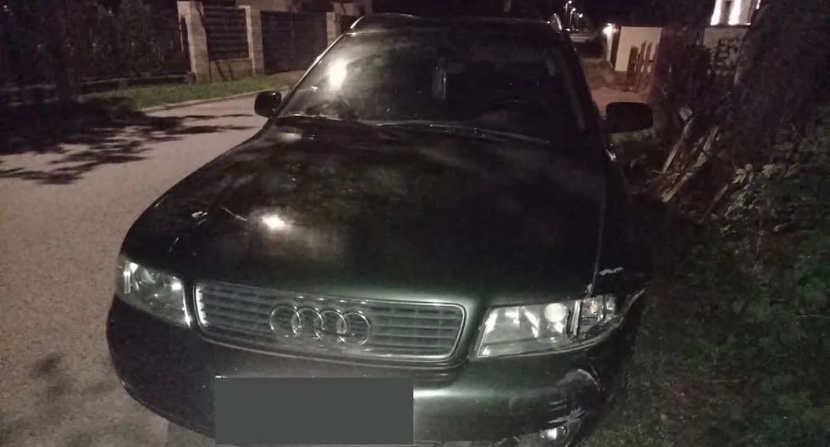 Trzej nastolatkowie w wieku 13–15 lat „pożyczyli” auto znajomego bez jego zgody – uszkodzone Audi porzucili na ulicy. Sprawą zajmie się sąd rodzinny