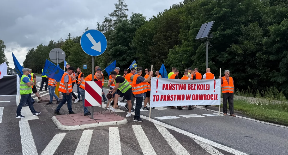Protest maszynistów blokuje DK-2 w Styrzyńcu. Deszcz pogarsza stan objazdów, kierowcy muszą liczyć się z długim oczekiwaniem