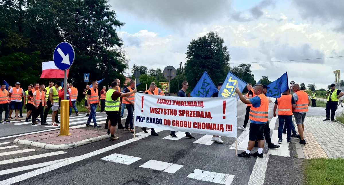Zablokowali DK2 w Styrzyńcu, by upomnieć się o kolej. Maszyniści domagają się zmian w polityce transportowej w Polsce - dlaczego muszą wyjść na drogę?