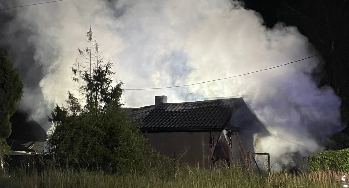 Strażacy walczyli z ogniem do późnej nocy – pożar domu na Olszowej w Białej Podlaskiej, poszkodowany mężczyzna z oparzeniami kończyn