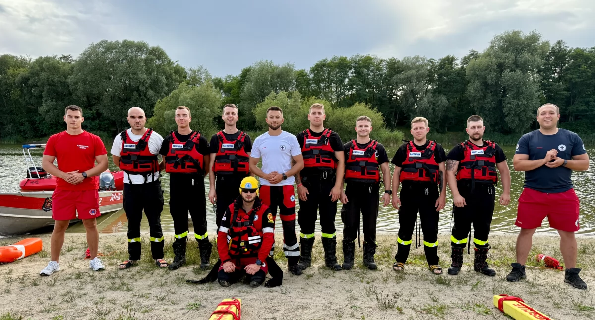 Bezpieczni na wodzie – praktyczne ćwiczenia dla strażaków z OSP KSRG Sidorki pod kierunkiem doświadczonych ratowników wodnych WOPR Międzyrzec