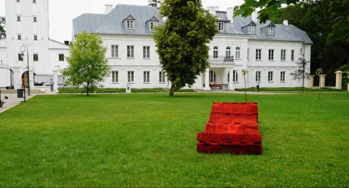 Z książką wśród drzew i ciszy: Biała Podlaska znów czyta razem – już w sierpniu rusza 12. edycja ogólnopolskiej akcji KsięgoZbiór