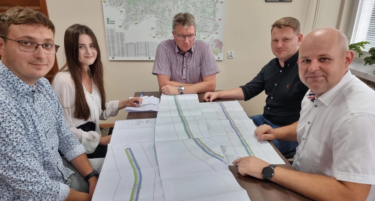 Gotowa koncepcja nowej drogi w Zalesiu – plany rozwoju infrastruktury drogowej na terenie powiatu