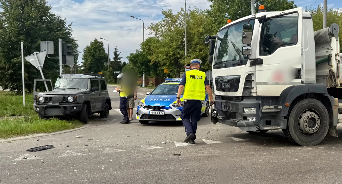 Wjechał na czerwonym i doprowadził do zderzenia z ciężarówką. Ranna pasażerka, korki w całym mieście i paraliż na DK2 w Białej Podlaskiej