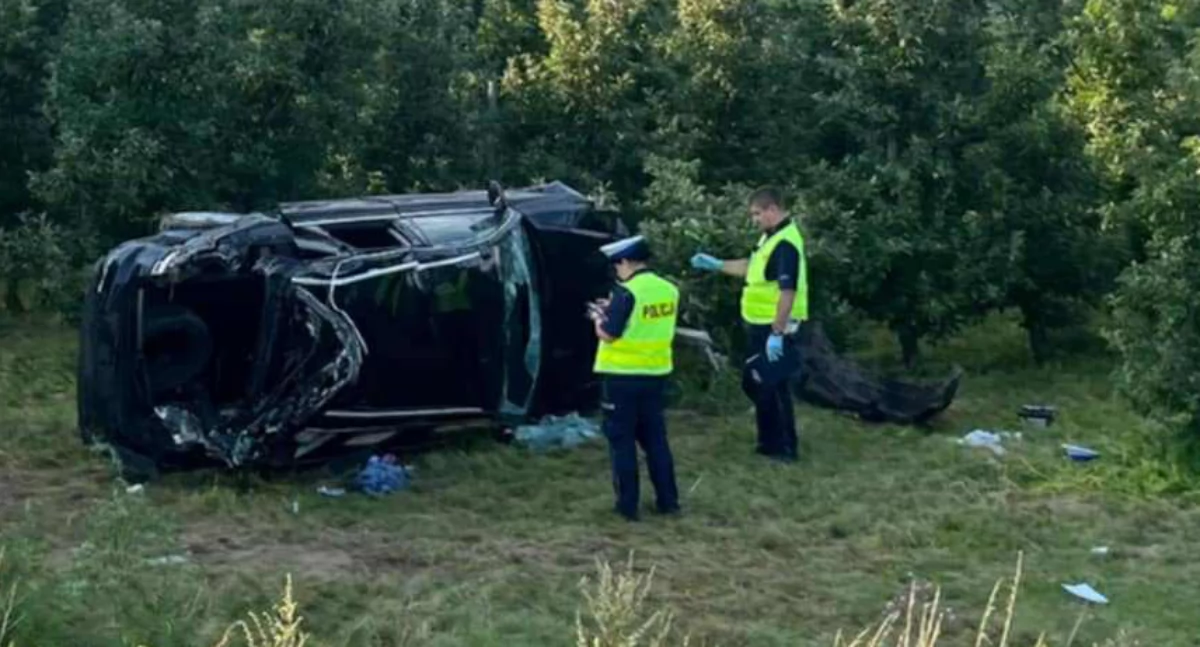Dachowanie w Polubiczach Wiejskich. Kobieta uwięziona w pojeździe