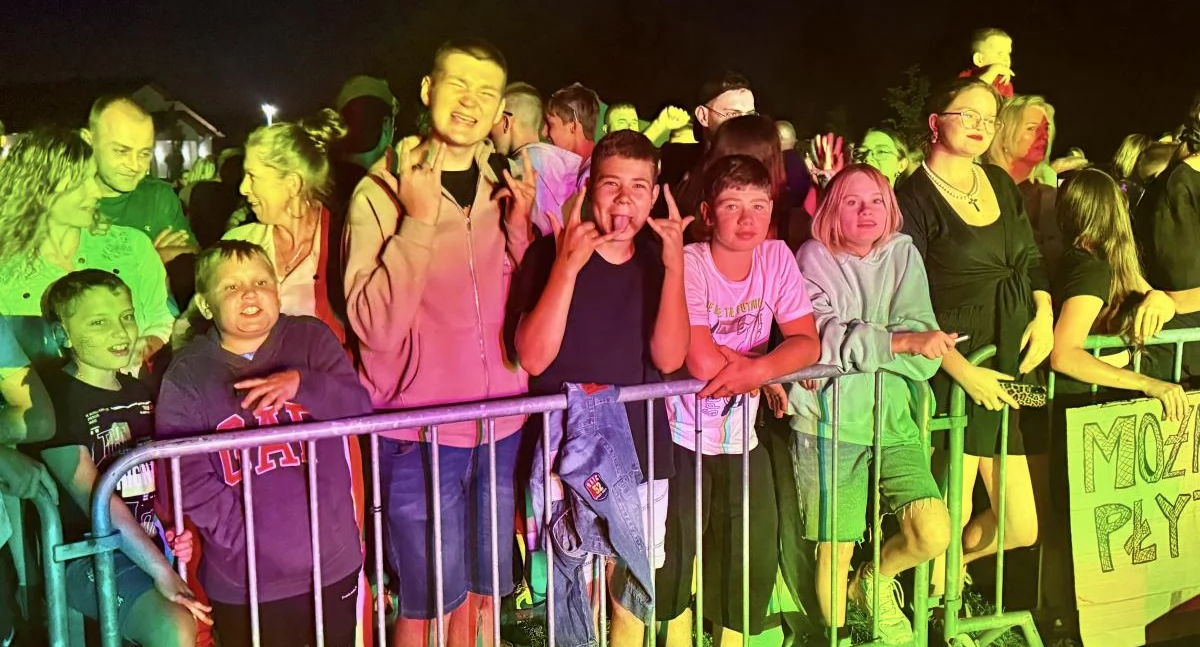 Miły Pan rozbujał Strzakły! „Jeszcze raz”, „Hop Hop” i „Małolatki” porwały tłumy podczas festynu pod gwiazdami