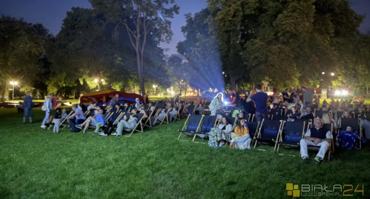 Międzyrzec pod gwiazdami. Plenerowe kino przyciągnęło tłumy mieszkańców