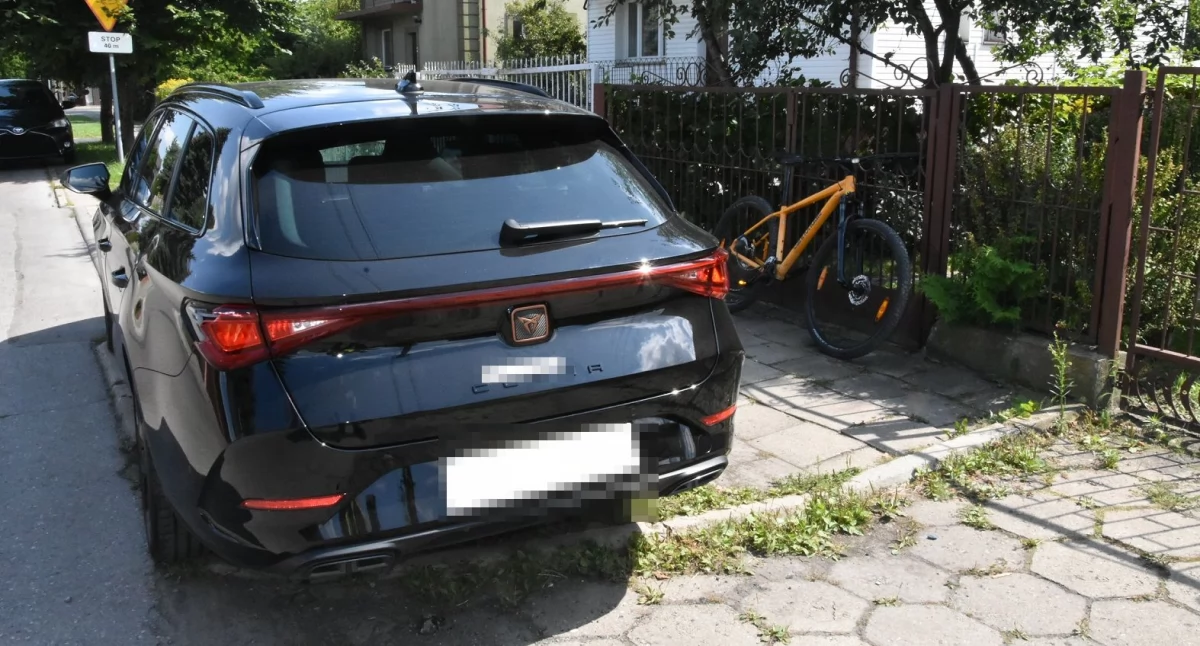 Chwila nieuwagi na Sworskiej: Rowerzysta z Białej Podlaskiej uderzył w auto, bo... odwrócił się do znajomego