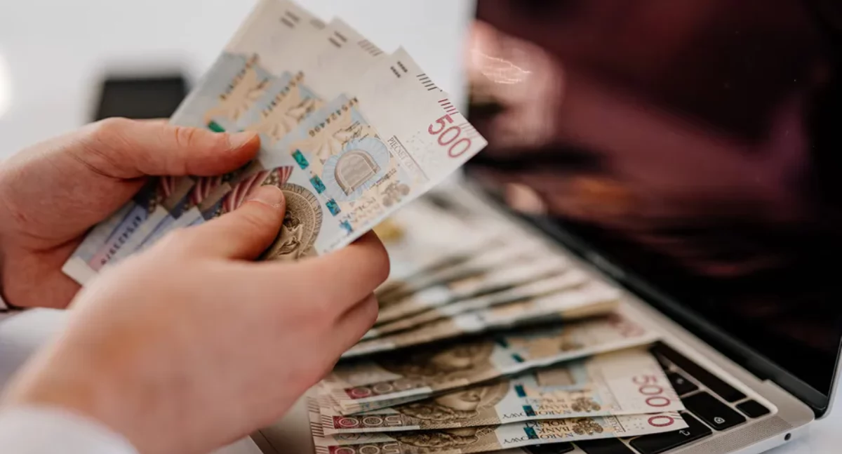 Policja ostrzega: Oszuści w sieci. Mieszkaniec powiatu stracił 20 tys. zł w rzekomej inwestycji