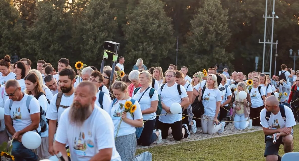 Grupa 10. Pieszej Pielgrzymki Podlaskiej dotarła na Jasną Górę! Pielgrzymi z Międzyrzeca przybyli o świcie po 403 km wędrówki
