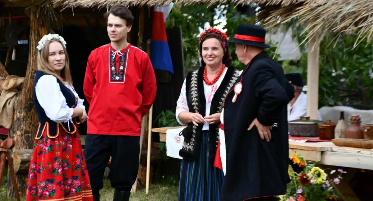 Koszoły Przeniosły Się w Czasie: Tradycyjne Wesele Podlaskie połączone z Pokazami Historycznymi i Folklorem