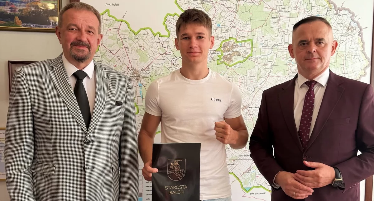 Od Międzyrzeca Podlaskiego na światowe ringi – Karol Kopryjaniuk nagrodzony przez Starostę za niezwykłe osiągnięcia sportowe
