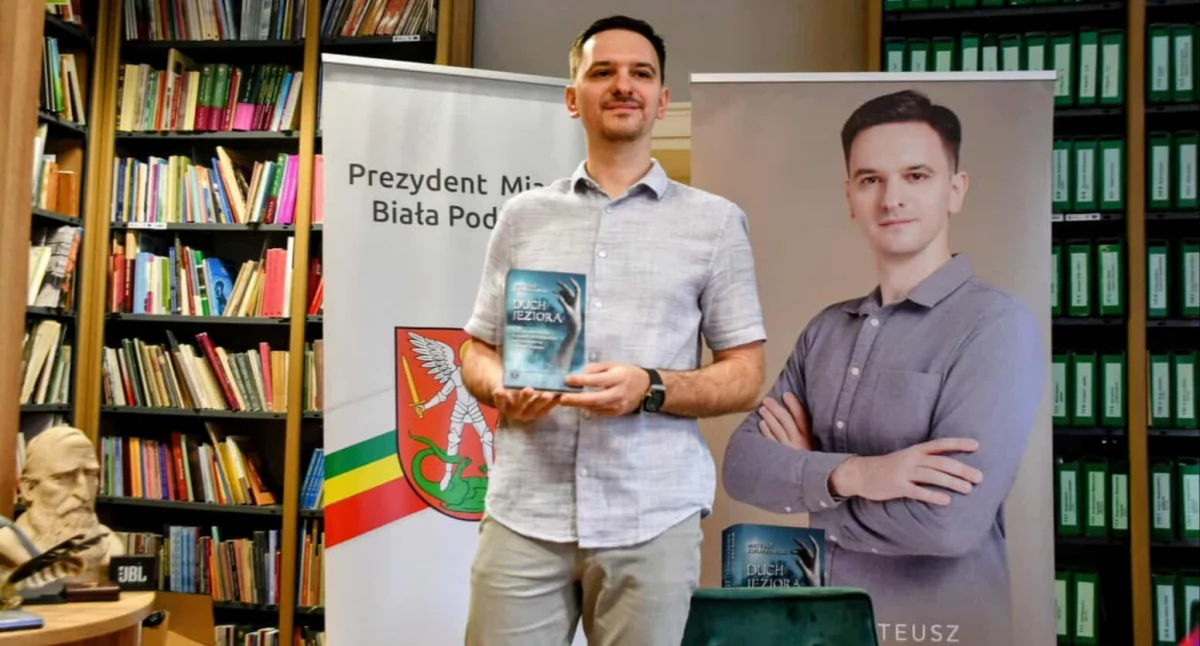 Spotkanie z Mateuszem Kwiatkowskim w bibliotece. Autor „Ducha jeziora” opowiedział bialczanom o swojej twórczości 