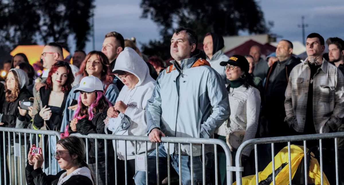Zakończenie wakacji w Gminie Zalesie. Zespół Daj To Głośniej porwał publiczność do wspólnej zabawy