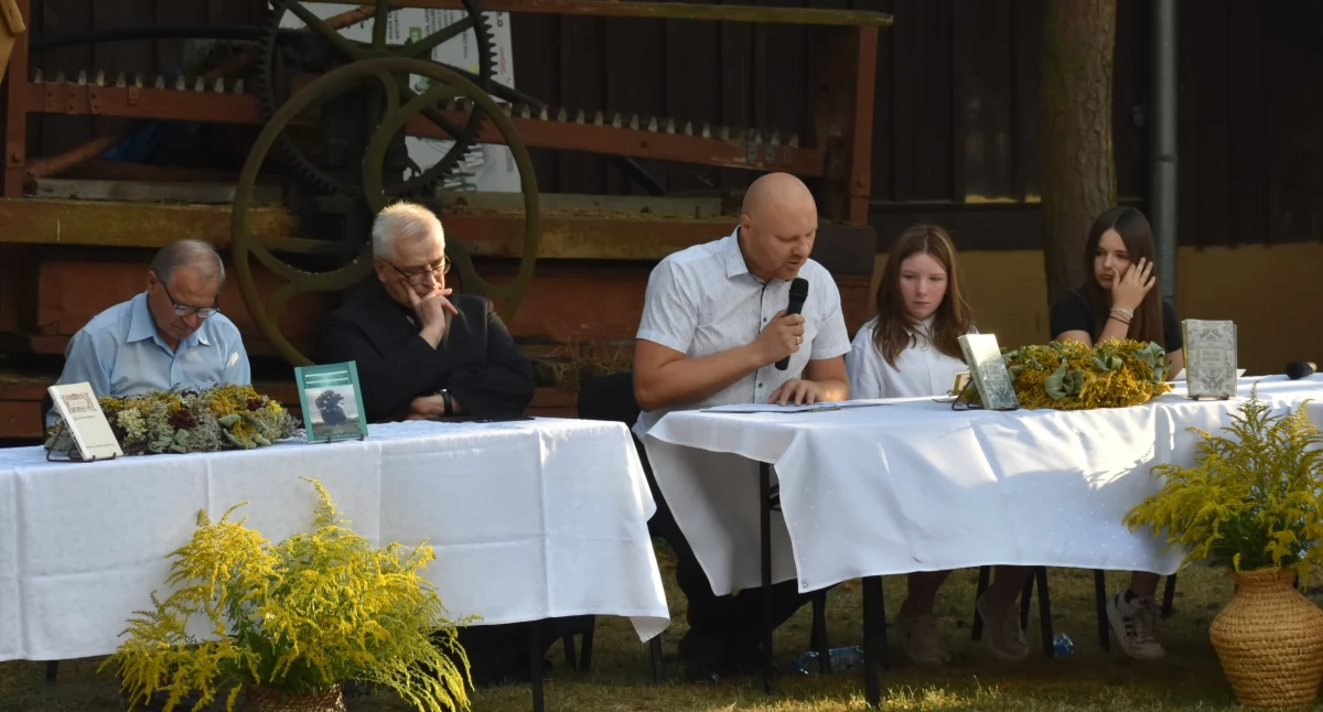 „Słowo, które nie przemija” w Drelowie: poezja Kochanowskiego rozbrzmiała w plenerze