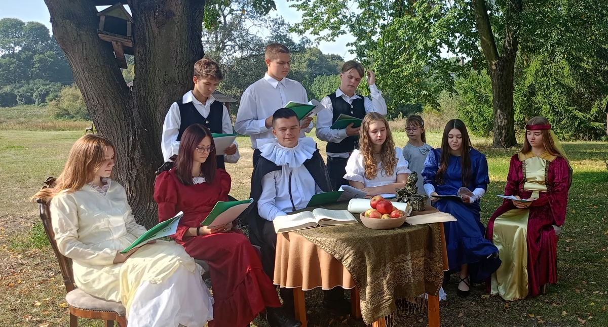 Poezja pod lipą w Wisznicach. Młodzież spotkała się z twórczością Jana Kochanowskiego w ramach Narodowego Czytania