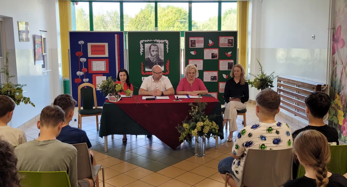Narodowe Czytanie 2025 w Zalesiu – uczniowie poznali poezję Jana Kochanowskiego dzięki wspólnej inicjatywie nauczycieli i władz gminy