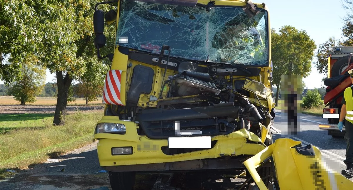 Policja wyjaśnia okoliczności tragicznego wypadku na DK-2. 39-letni kierowca zmarł w szpitalu