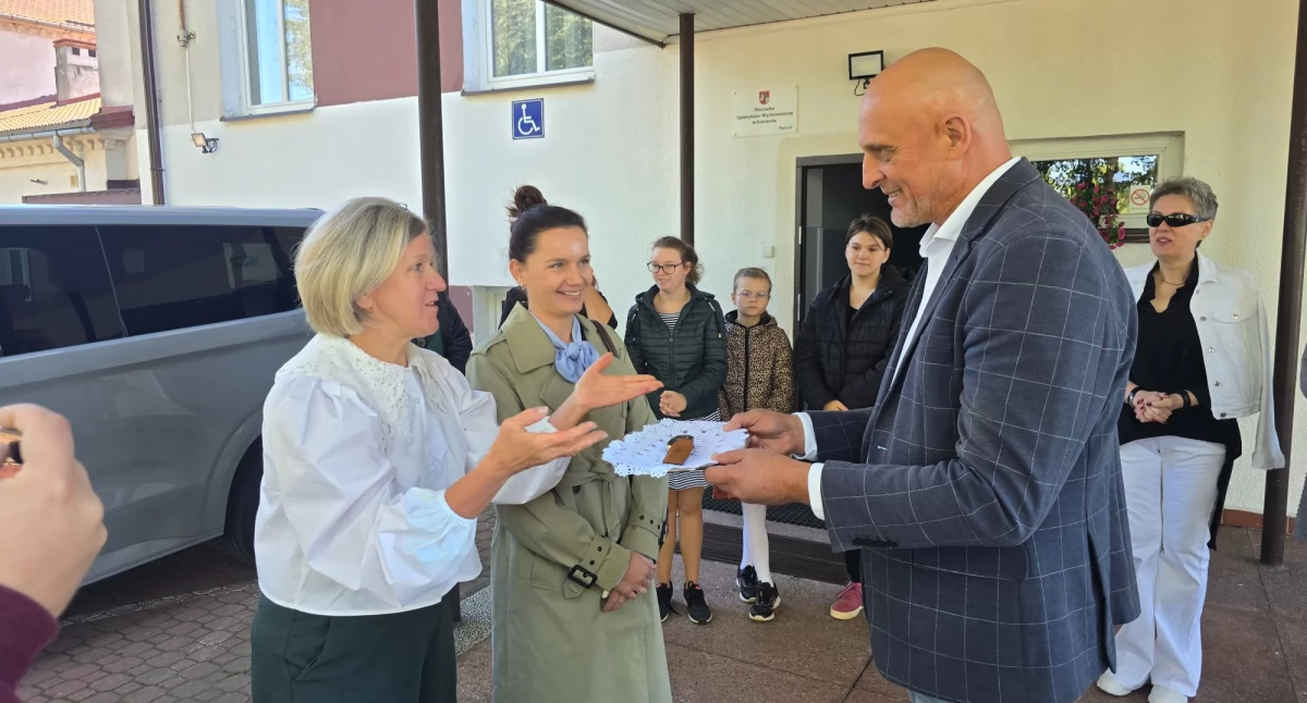 Koniec rocznych problemów. Placówka Opiekuńczo-Wychowawcza w Komarnie z nowym 9-osobowym samochodem za 180 000 zł