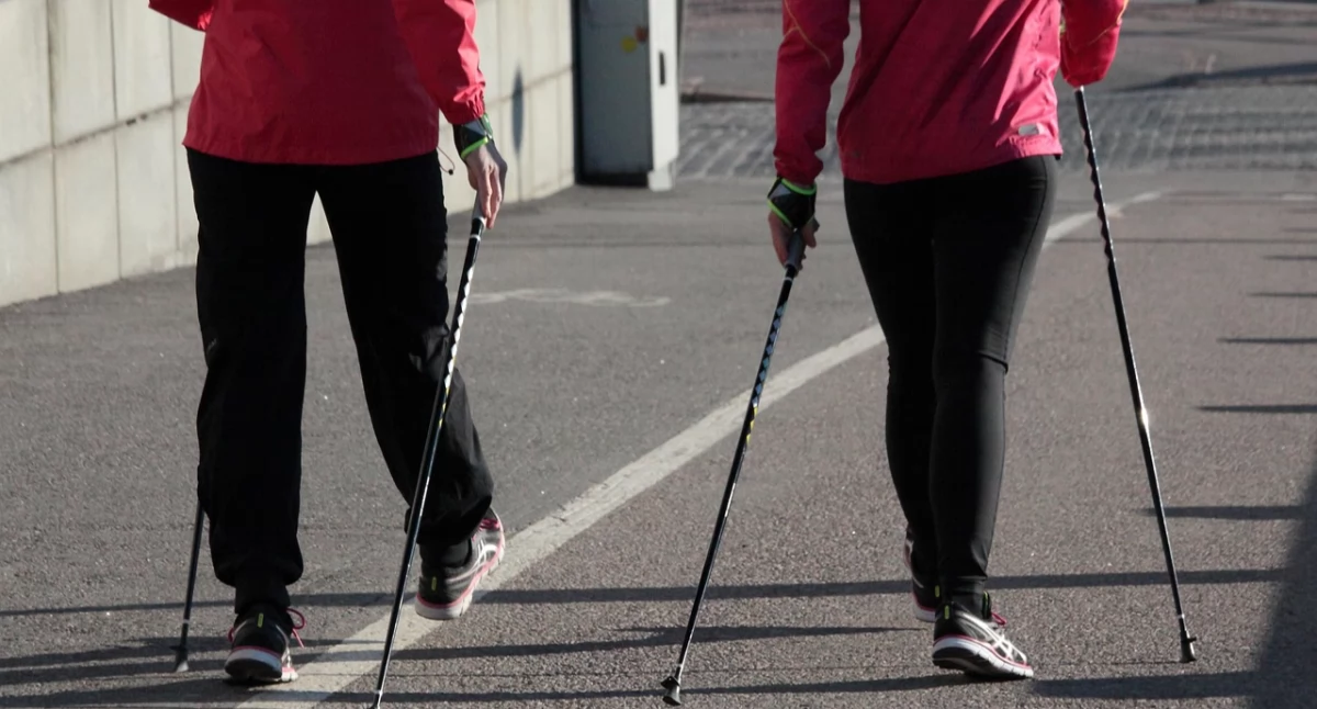 Krok po zdrowie i energię – ruszają zajęcia Nordic Walking w Sworach 