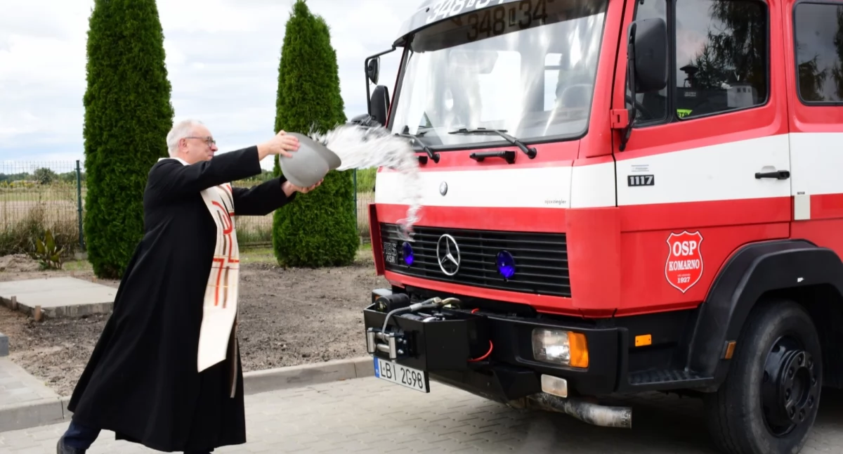Podwójne Święto w Komarnie. Oficjalne oddanie altany i przekazanie wozu strażackiego
