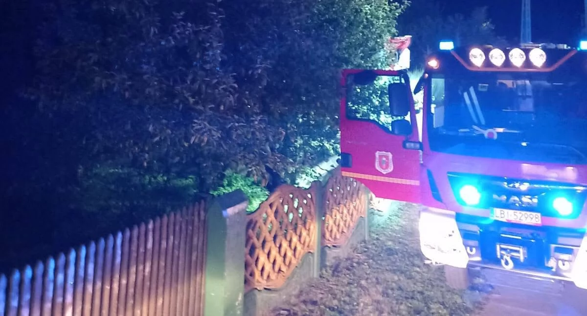 Pożar poddasza w Piszczacu. Strażacy walczyli z ogniem wydostającym się przez dach