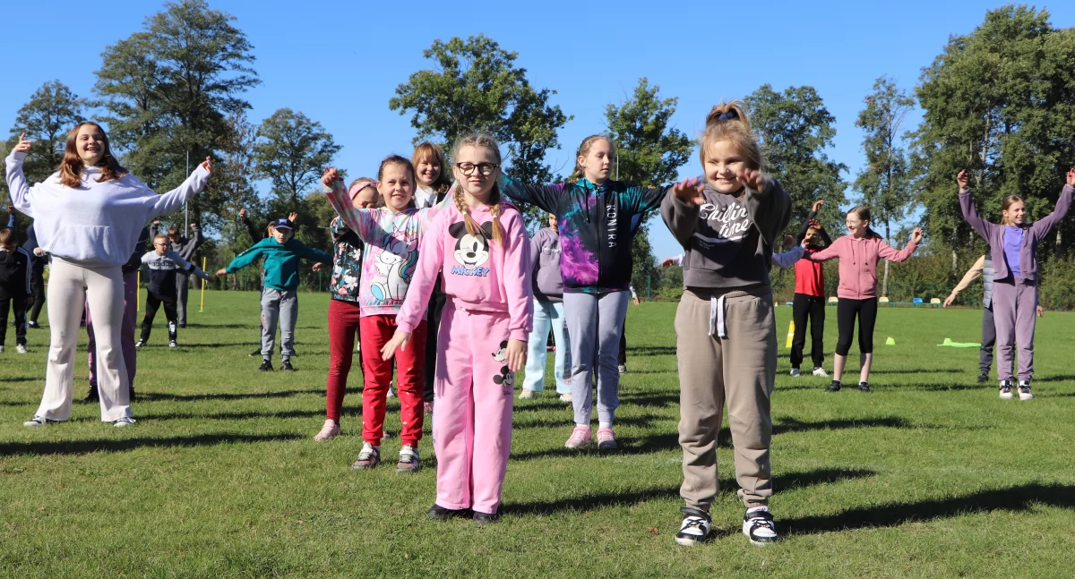 Ruch, radość i wiedza - wyjątkowy dzień Akcji–Rekreacji na boisku szkolnym w Szkole Podstawowej w Zalesiu