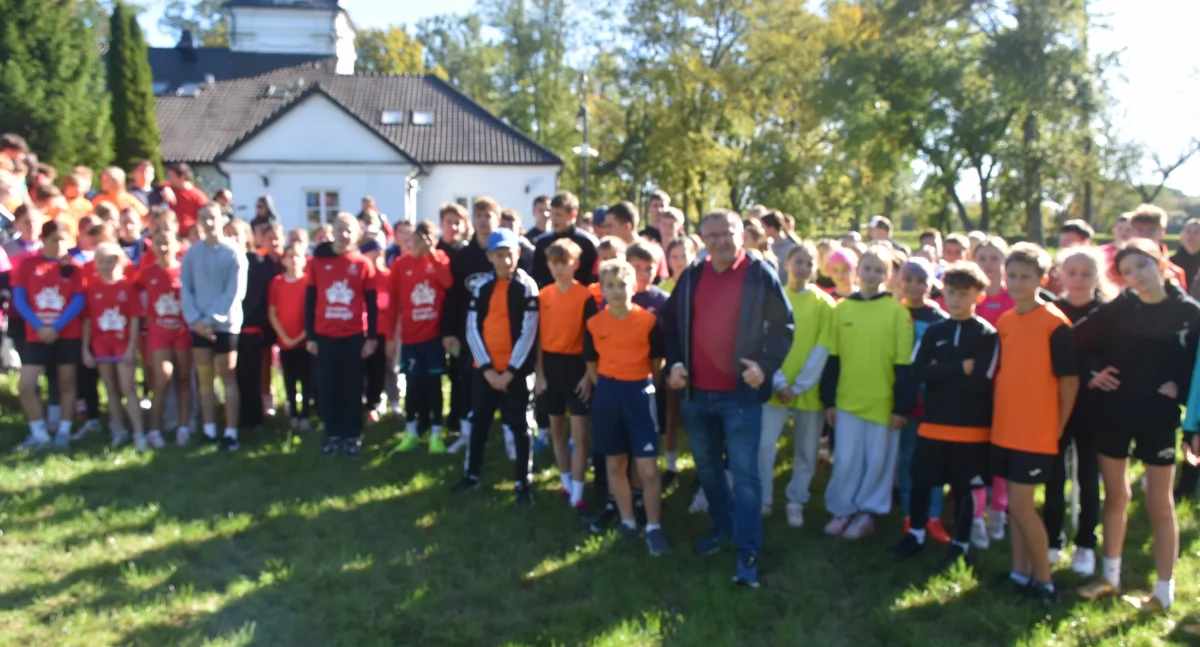 Sportowe święto w Parku Radziwiłłowskim – Finał Michałowych Sztafetowych Biegów Przełajowych zgromadził najlepszych młodych biegaczy z Białej Podlaskiej