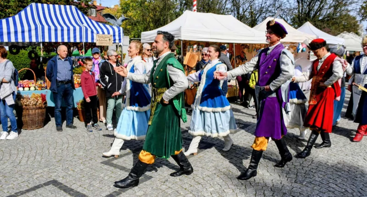 Kolorowe stoiska, tradycyjne rękodzieło i wspólny taniec – tak wyglądał pierwszy dzień Jarmarku Michałowego w Białej Podlaskiej