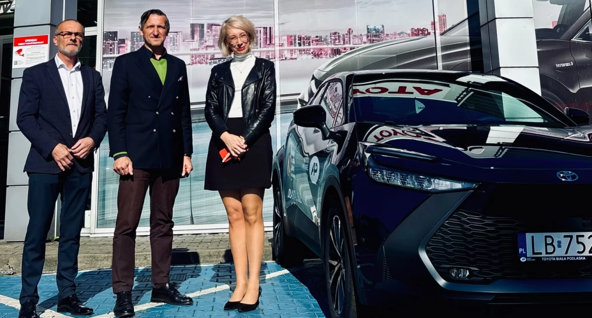 Wielki gest dla sztuki: Toyota Biała Podlaska przekazała samochód Bialskiemu Centrum Kultury