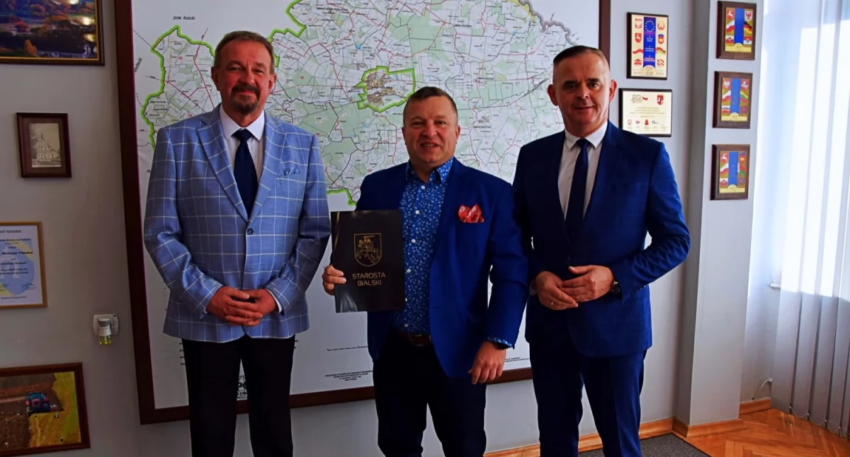 Starosta Mariusz Filipiuk wyróżnił trenera Artura Romaniuka – szkoleniowiec z Łomaz wychowuje mistrzów i reprezentantów Polski w Taekwon-Do
