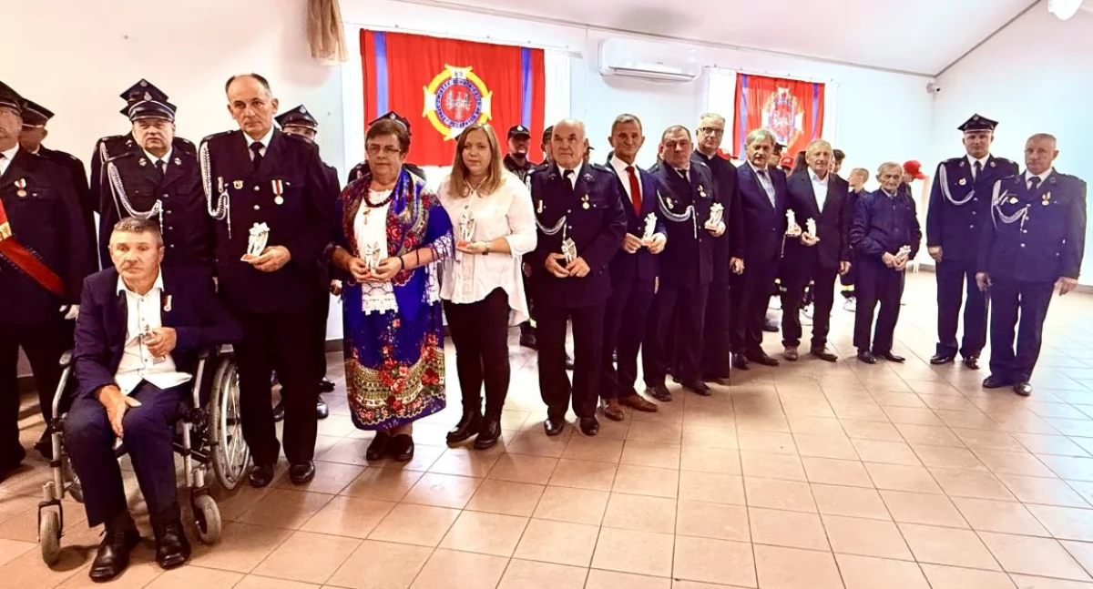 Siedem dekad służby i nowy proporzec: OSP Rogoźnica świętuje 70 Lat tradycji i wprowadza młode pokolenie w strażacką rodzinę. Poznaj historię jednostki!