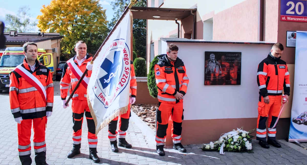 Dzień Ratownictwa Medycznego w Białej Podlaskiej: Uroczyste odsłonięcie tablicy upamiętniającej tragicznie zmarłego ratownika medycznego Cezarego Lotkowskiego