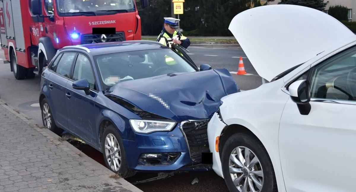 Ponad 1,5 promila i fatalny manewr. Zderzenie Chryslera z Audi w Białej Podlaskiej. Jedna osoba w szpitalu