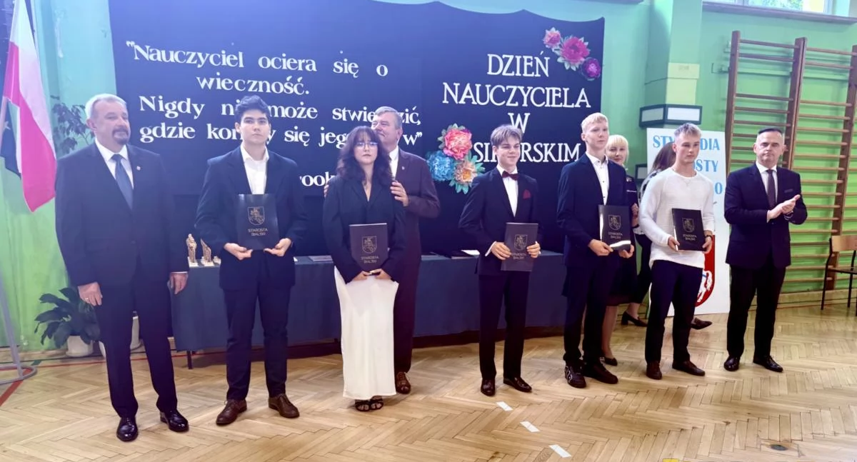 Finał obchodów Dnia Edukacji Narodowej w Międzyrzecu Podlaskim. Starosta Filipiuk uhonorował najlepszych uczniów LO im. gen. Władysława Sikorskiego