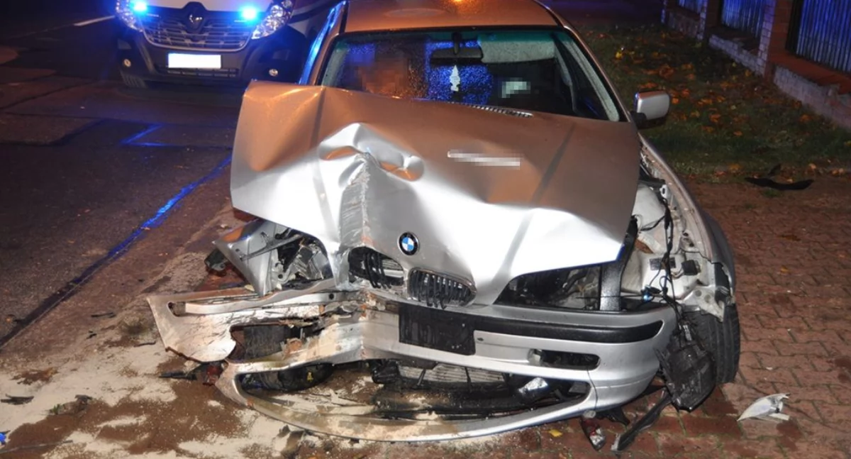 BMW w płocie na Królowej Jadwigi, skrzynka gazowa w strzępach. 31-latek miał prawie 2 promile