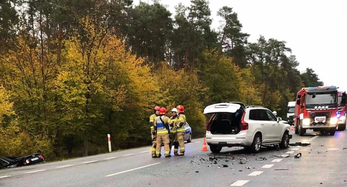 Poważny wypadek na DK2 w Woskrzenicach Dużych: 9 osób w autach, jedna w szpitalu. Utrudnienia nadal trwają